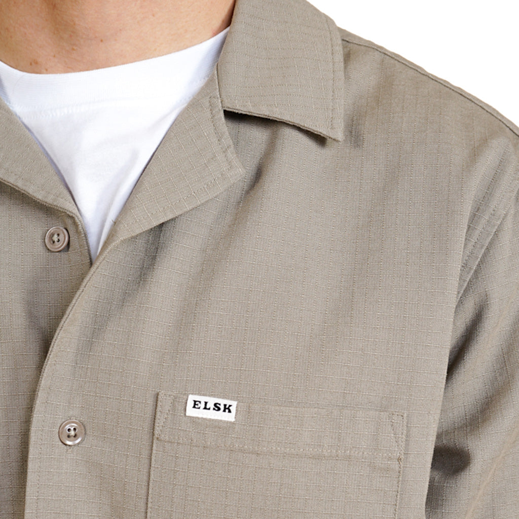 En Langærmet T-Shirt, Ripstop Men's Shirt i farven Beige nærbillede af logo