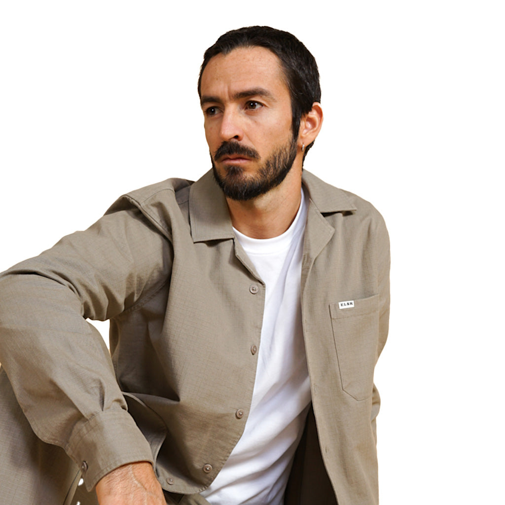 En Langærmet T-Shirt, Ripstop Men's Shirt i farven Beige set forfra på model