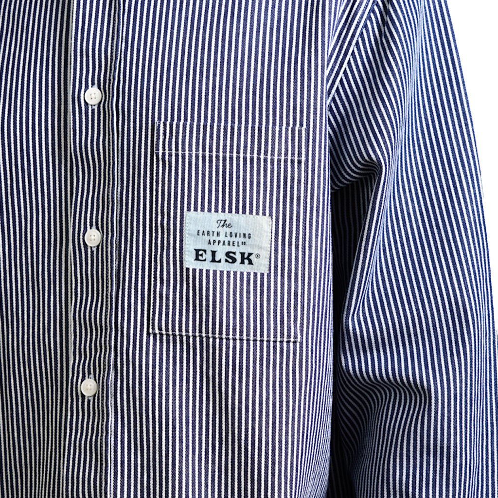 En Skjorte, Hickory Striped BD i farven Navy set forfra closeup