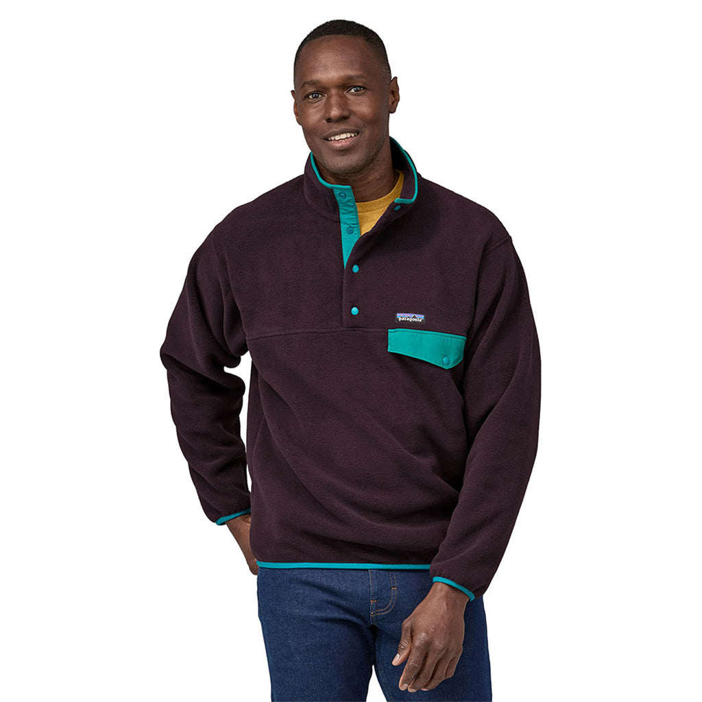 En Fleece, Synch Snap-T P/O i farven Obsidian Plum set forfra