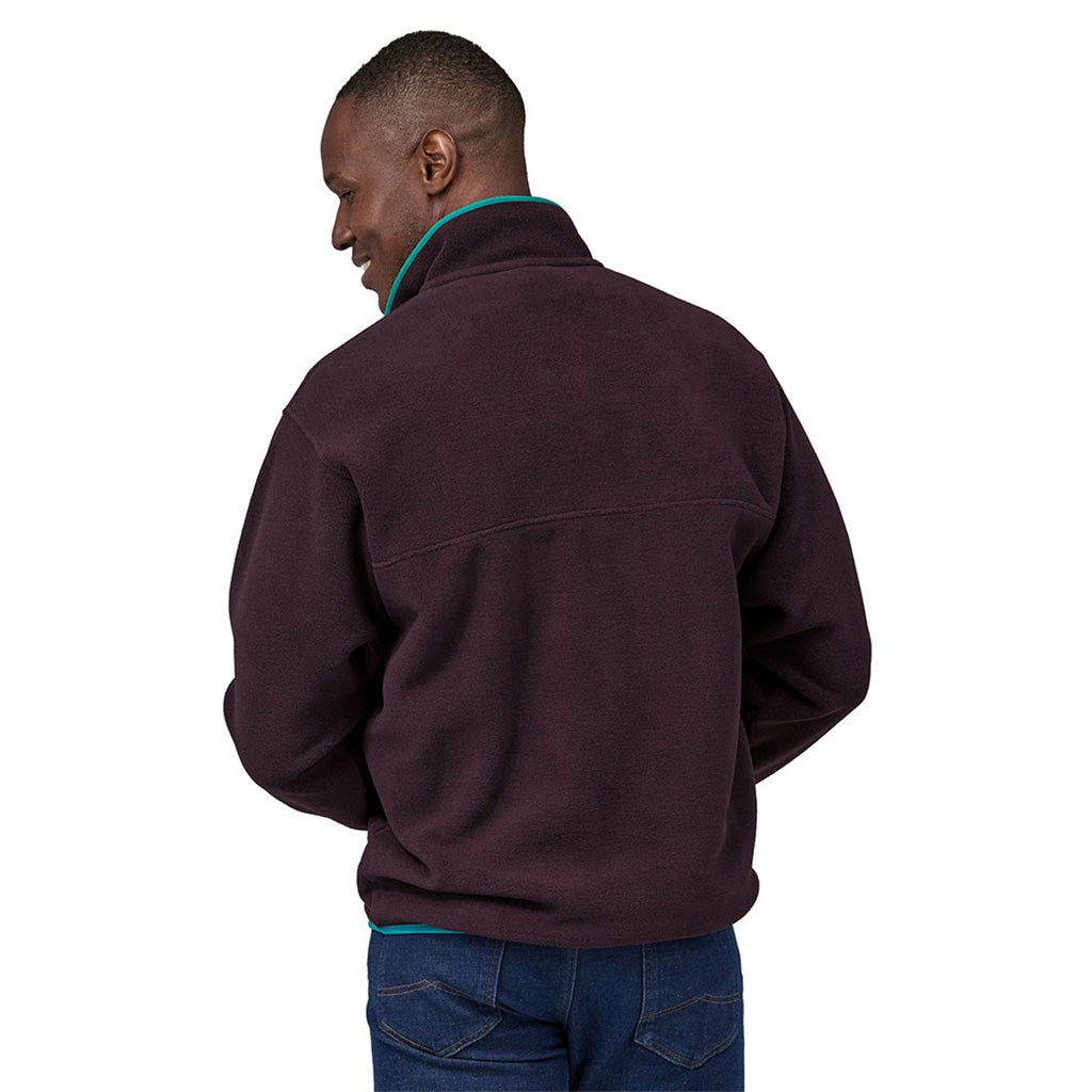 En Fleece, Synch Snap-T P/O i farven Obsidian Plum set bagfra
