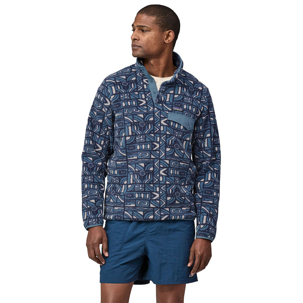 En Fleece, LW Synch Snap-T P/O i farven New Navy set forfra