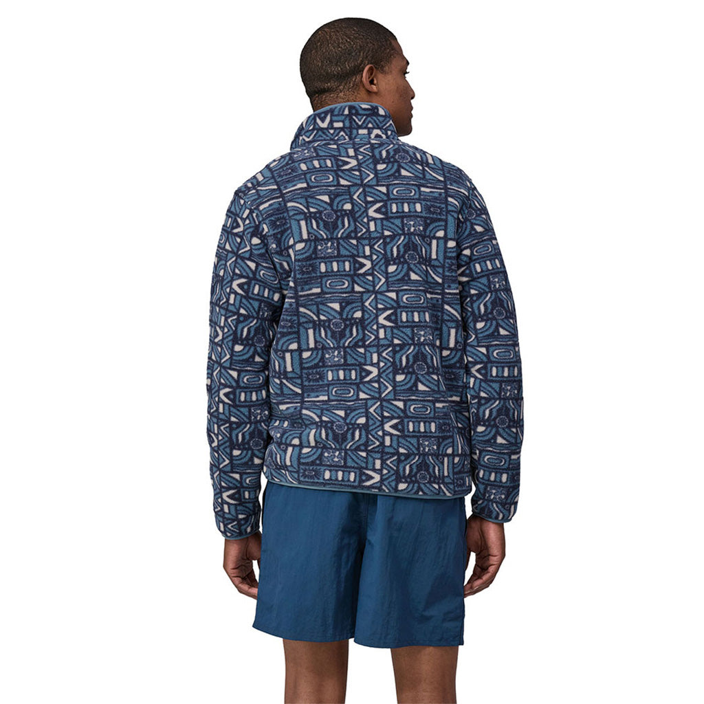 En Fleece, LW Synch Snap-T P/O i farven New Navy set bagfra