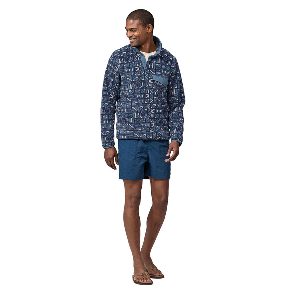 En Fleece, LW Synch Snap-T P/O i farven New Navy set iført mand