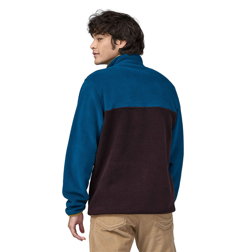 En Fleece, LW Synch Snap-T P/O i farven Obsidian Plum set bagfra