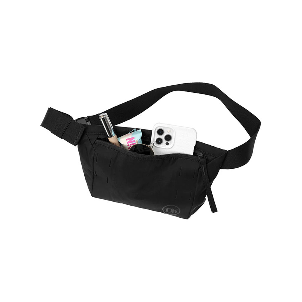 The Makeløs L Fanny Pack set fra en skrå vinkel