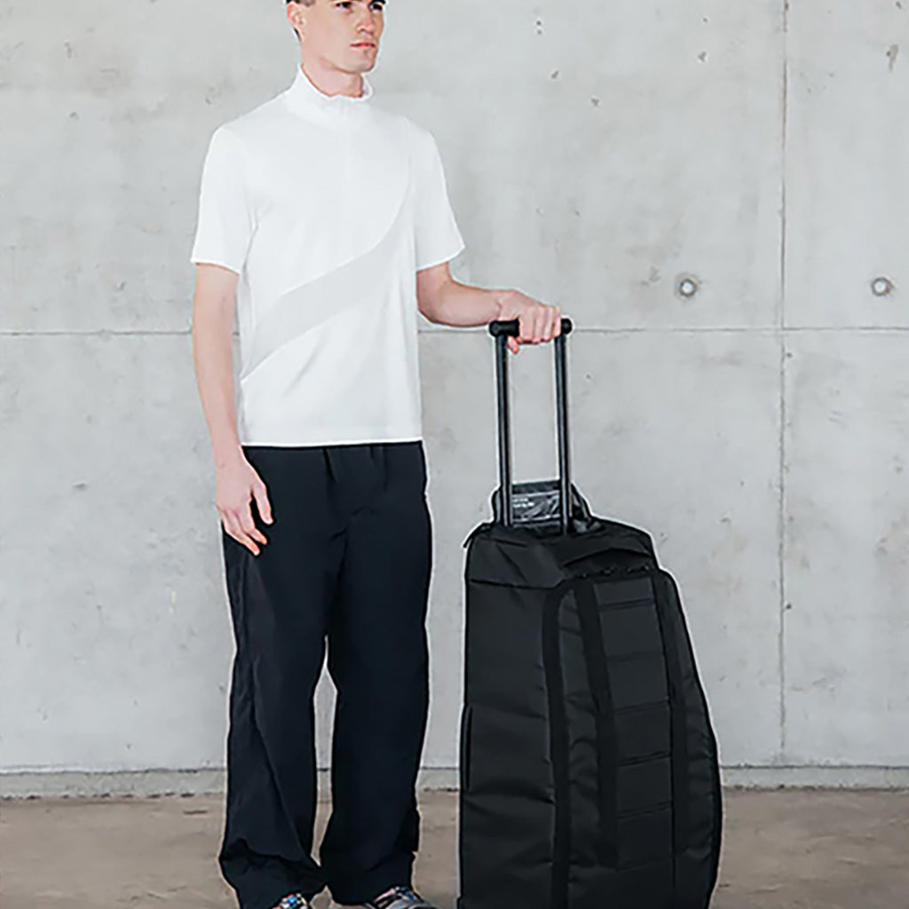 Hugger Roller Bag 60L i farven sort Out set forfra