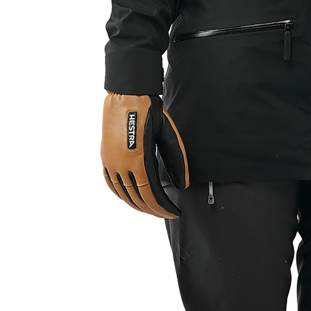 Army leather wool terry 5 finger Handsker i farven Cork set fra en skrå vinkel