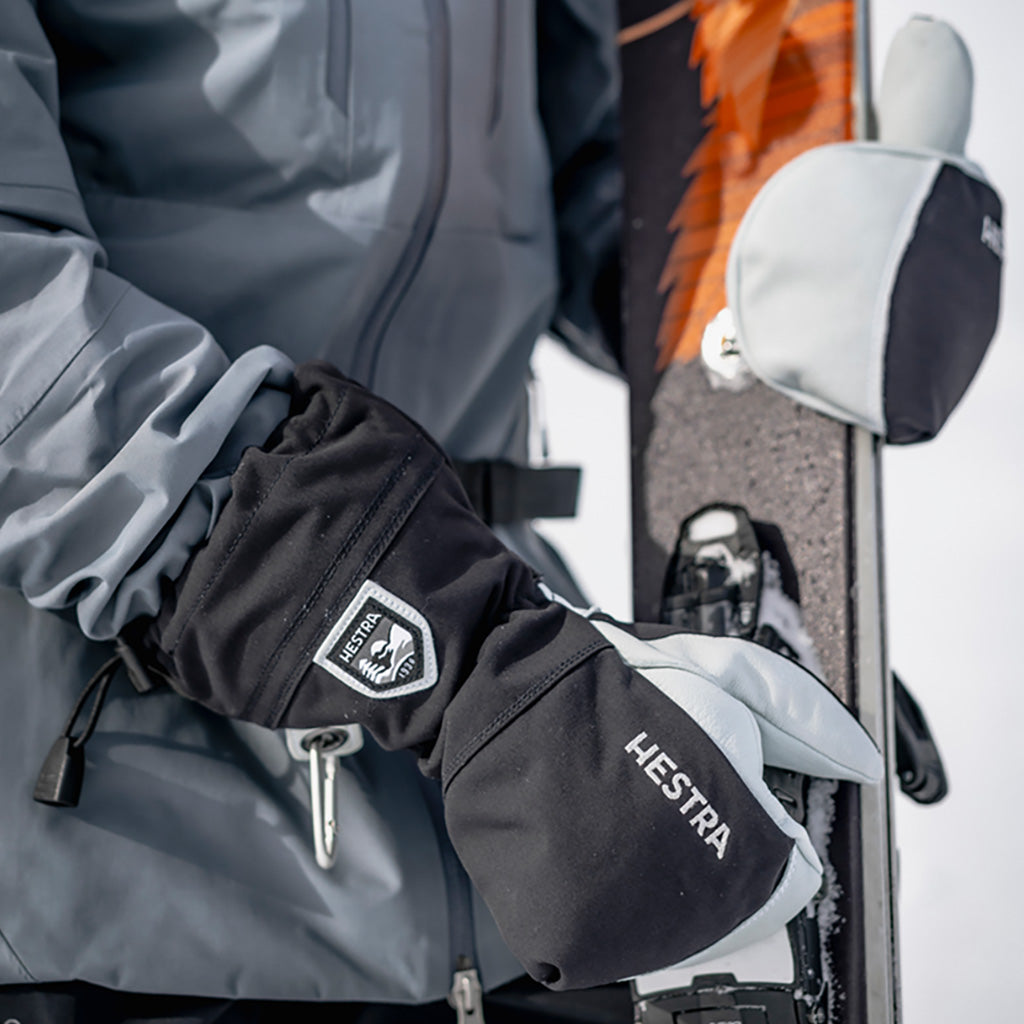 Army Leather Heli Ski Luffer i farven sort detalje set i omgivelser