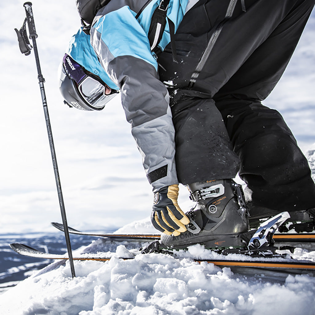 Ergo Grip Incline 5 finger Handsker i farven Grå/Naturbrun set blive brugt på en kold dag