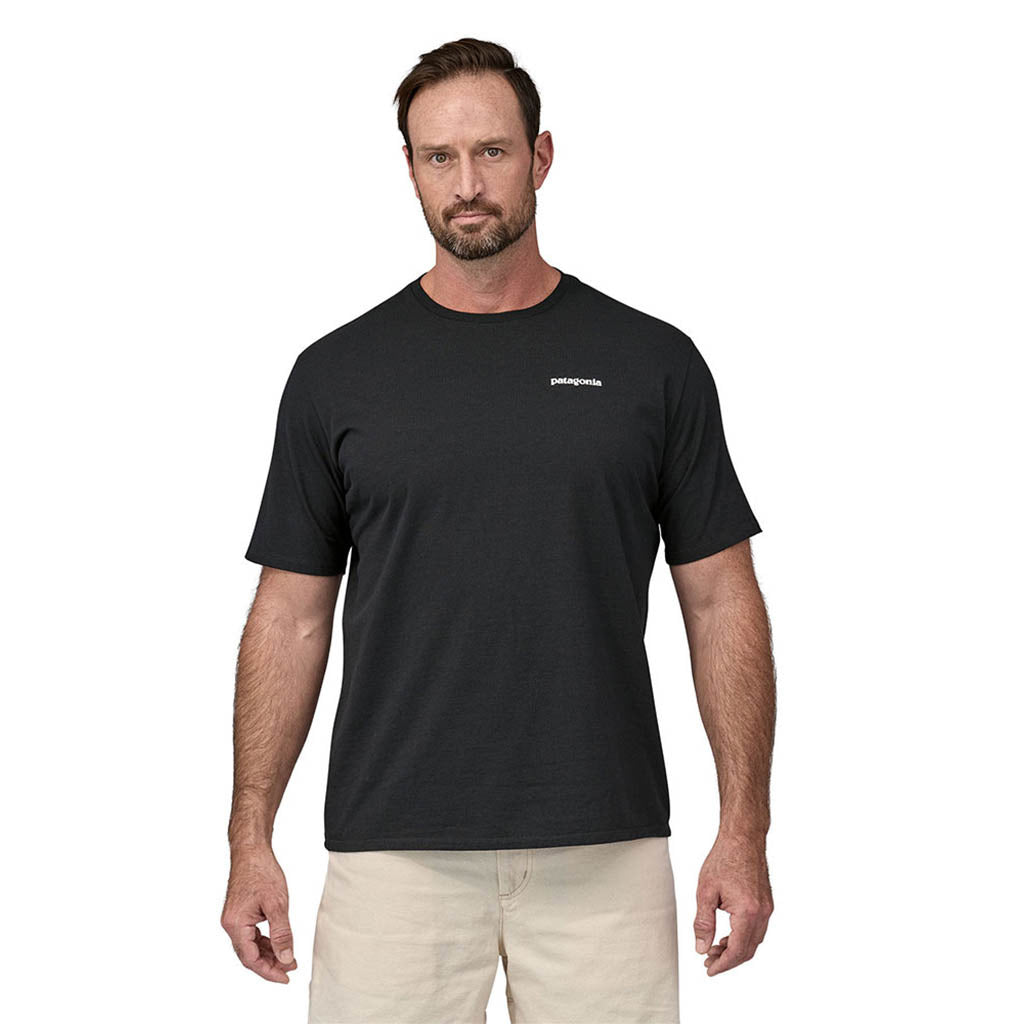 En T-Shirt, P-6 Logo Responsibili-Tee i farven sort set forfra på model