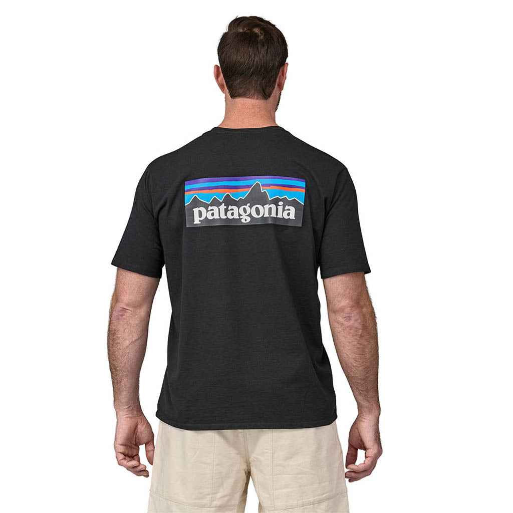 En T-Shirt, P-6 Logo Responsibili-Tee i farven sort set bagfra på model