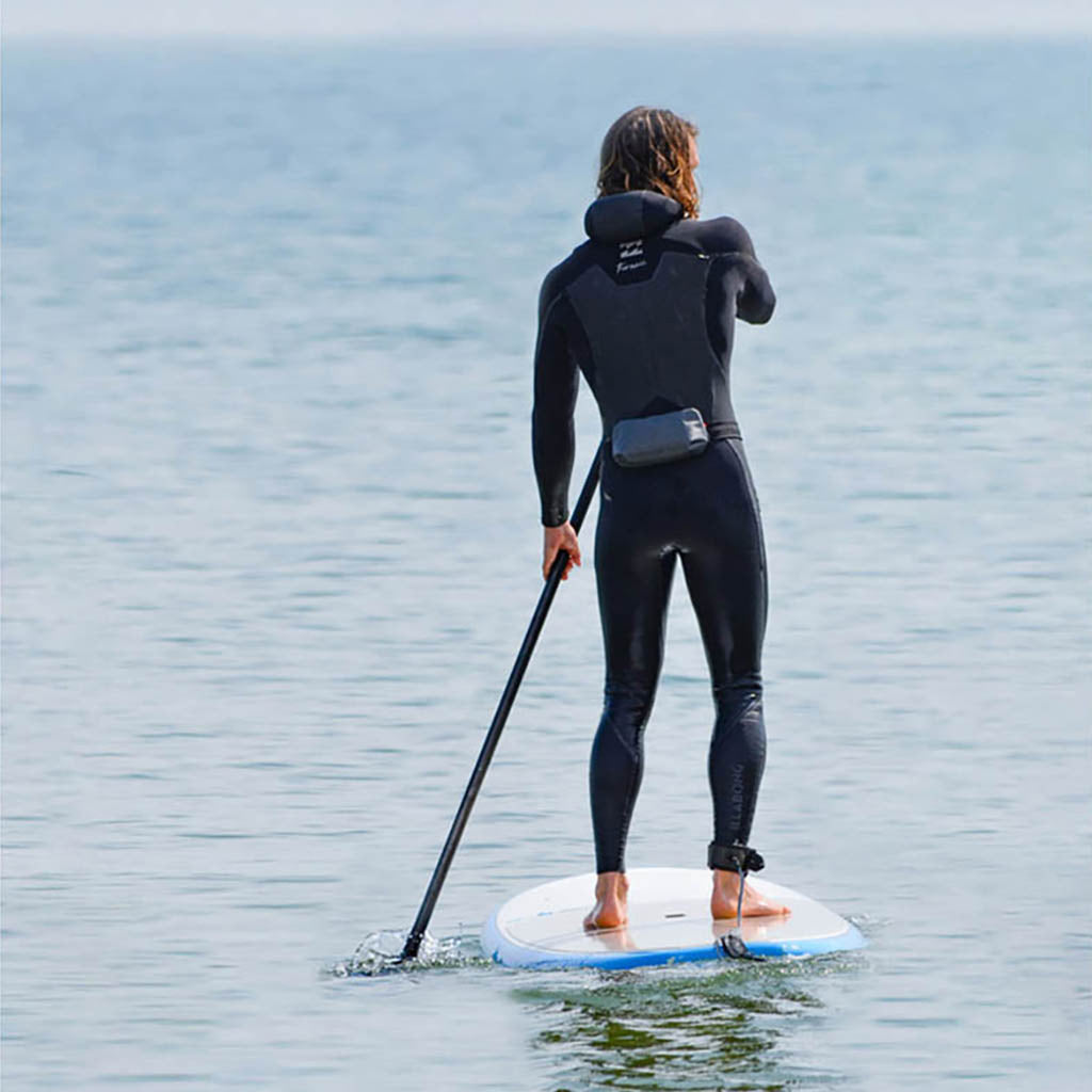 En Svømmevest, Alto Belt Pack - Oppustelig i farven Grå/Sort set i bevægelse