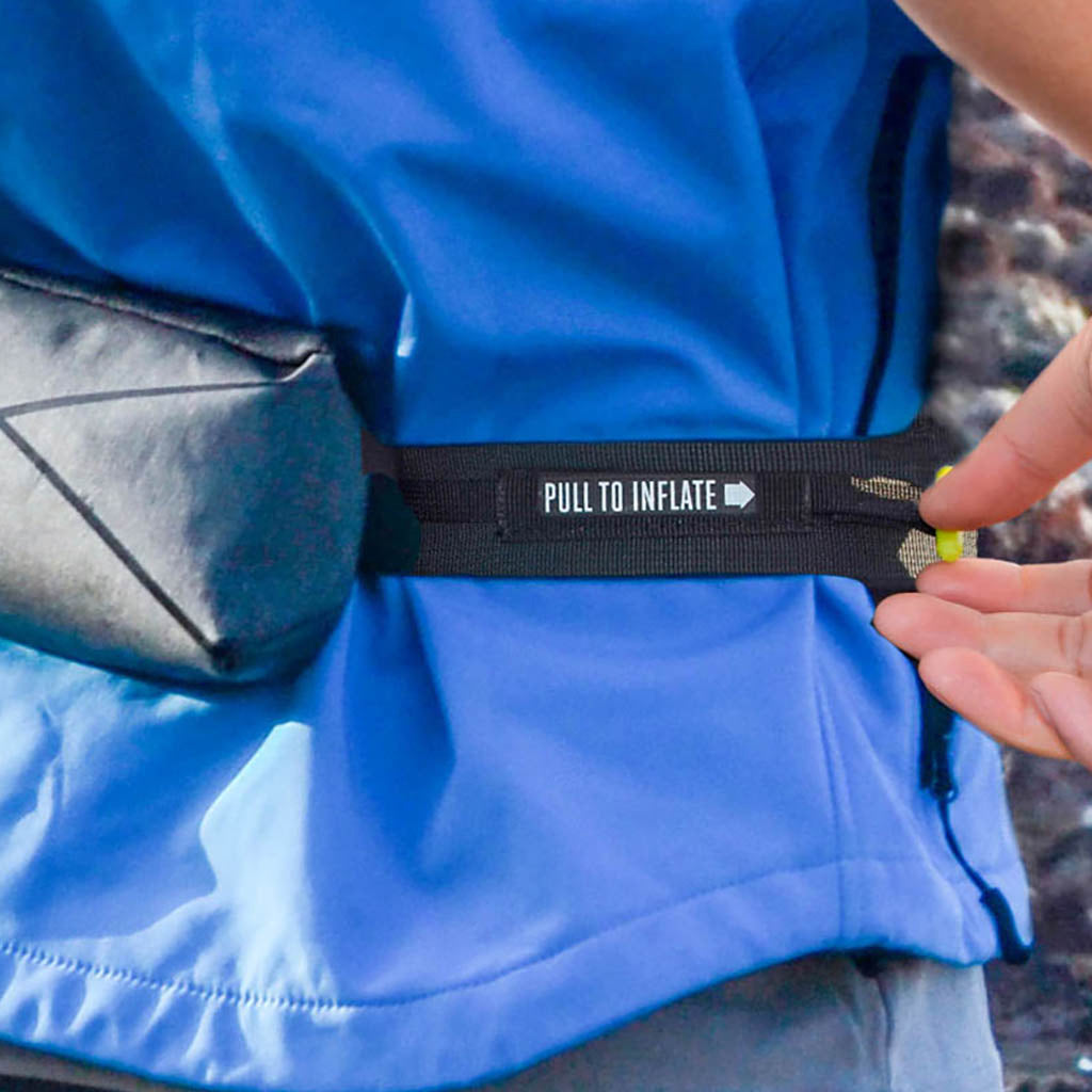 En Svømmevest, Alto Belt Pack - Oppustelig i farven Grå/Sort set i brug