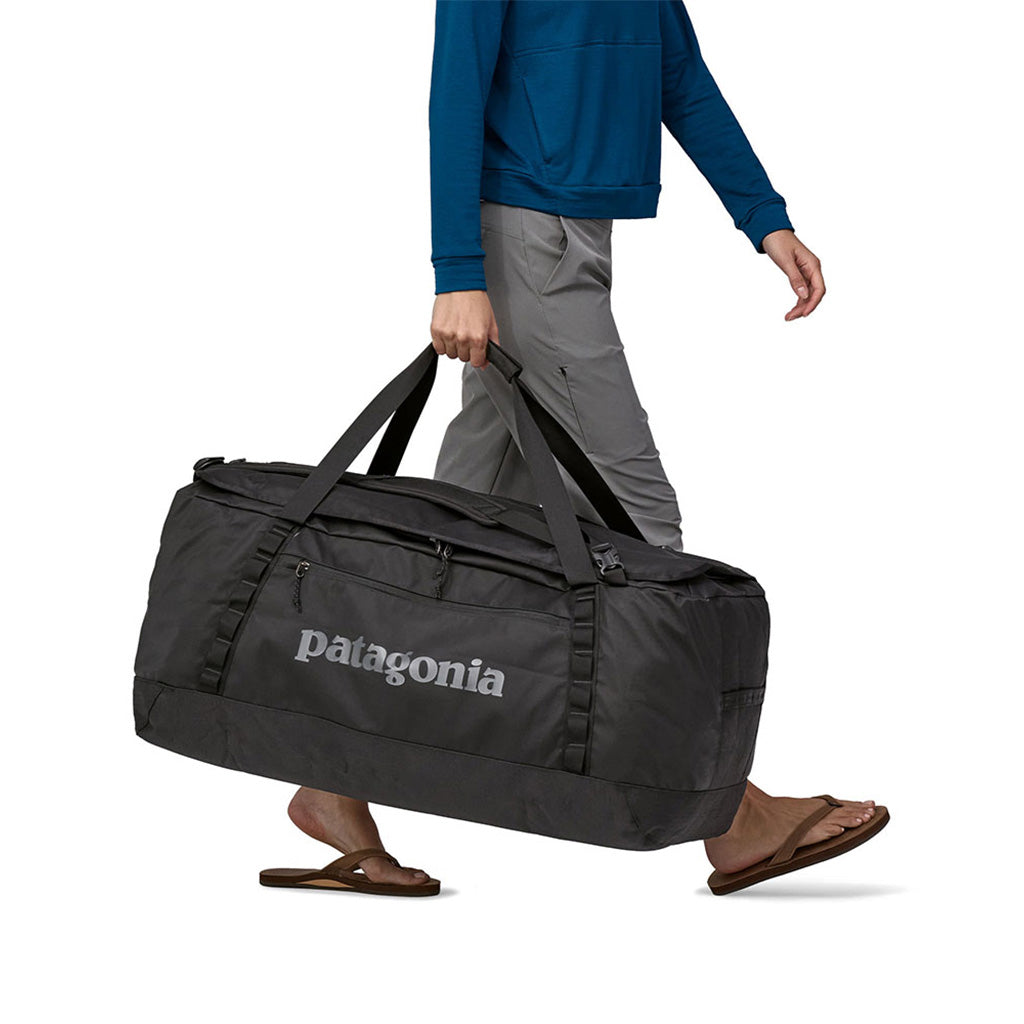 sort Hole Duffel 100L i farven sort set fra venstre side