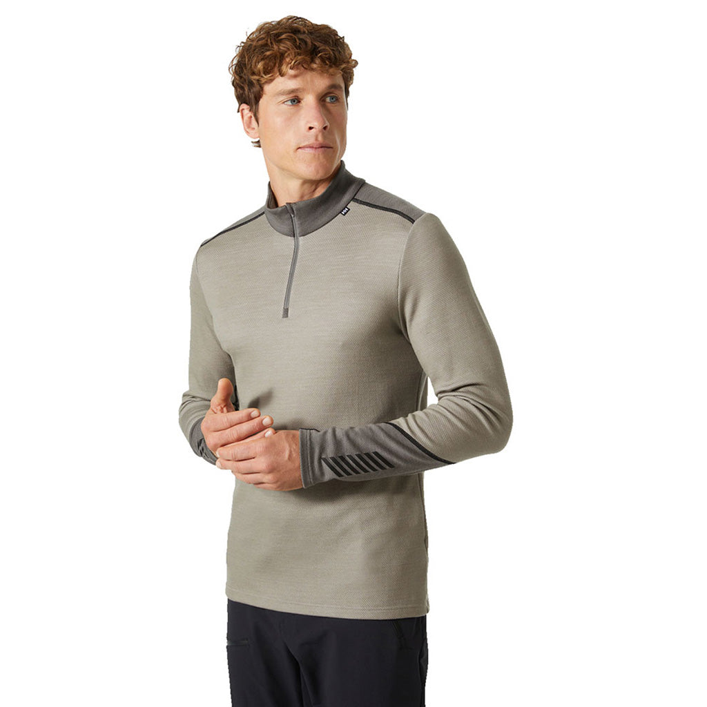 Skiundertøj, Lifa Merino Midweight 1/2 Zip i farven Terrazzo set fra en skrå vinkel