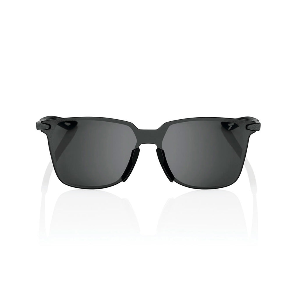 Legere Square Solbriller i farven Polished sort set forfra