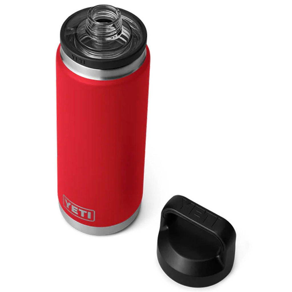Rambler 26 Oz Bottle Chug i farven Rescue rød set fra en skrå vinkel
