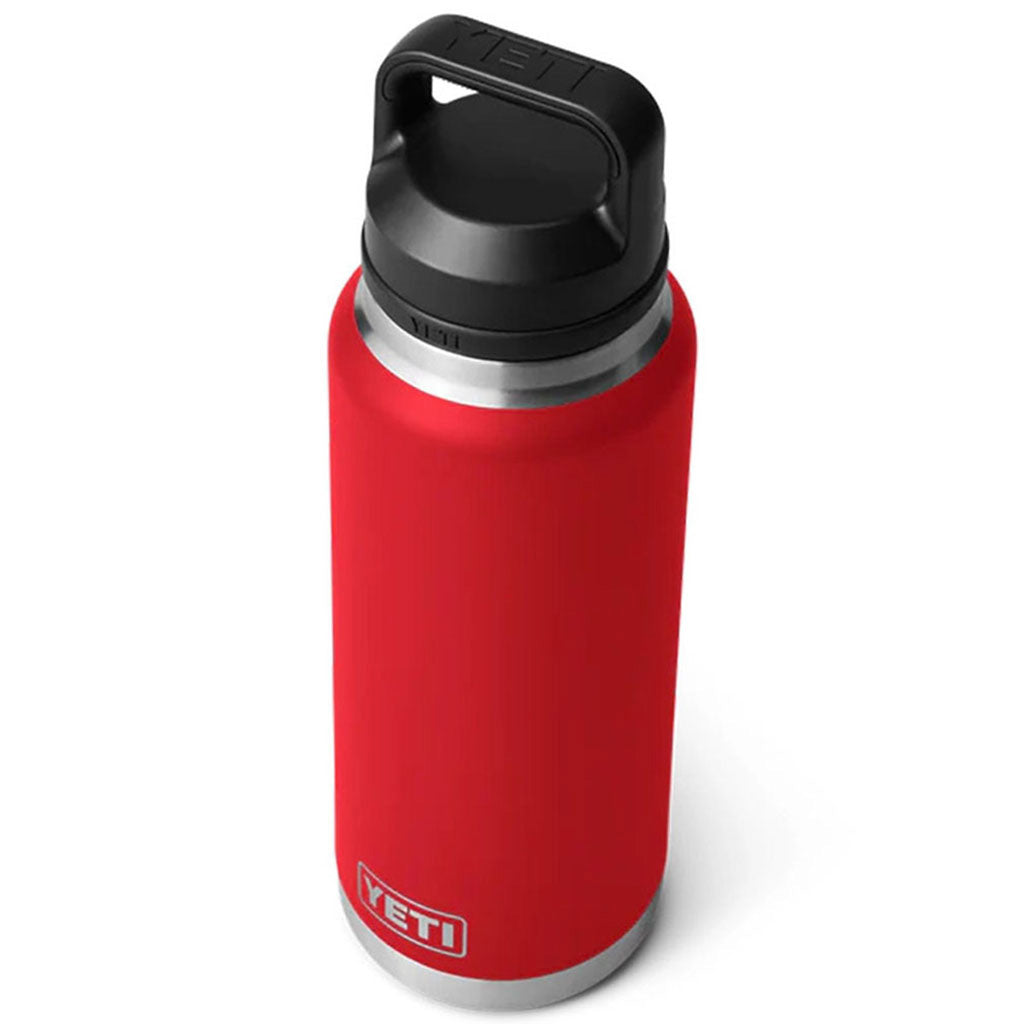 Rambler 36 Oz Bottle Chug i farven Rescue rød set fra en skrå vinkel