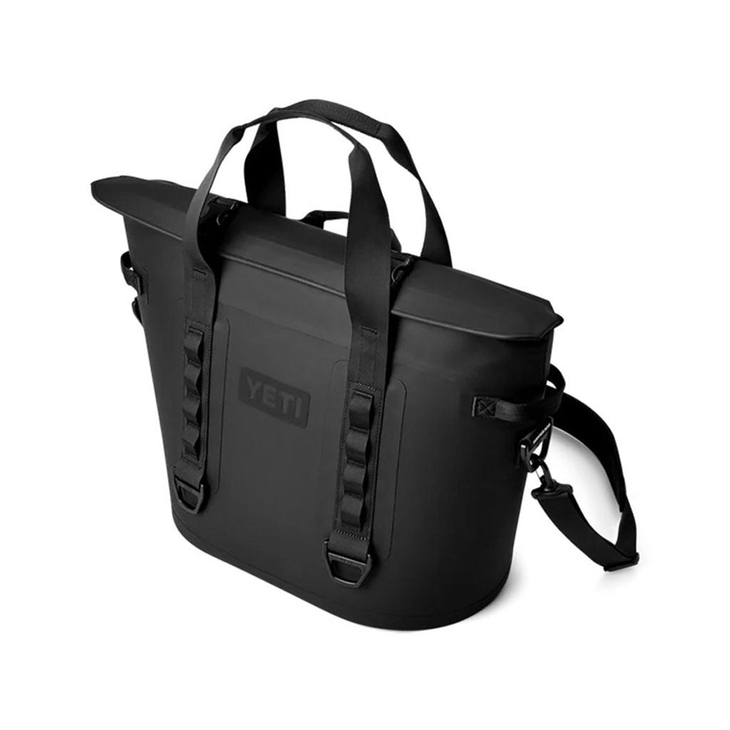 Hopper M30 Cooler i farven sort set fra en skrå vinkel