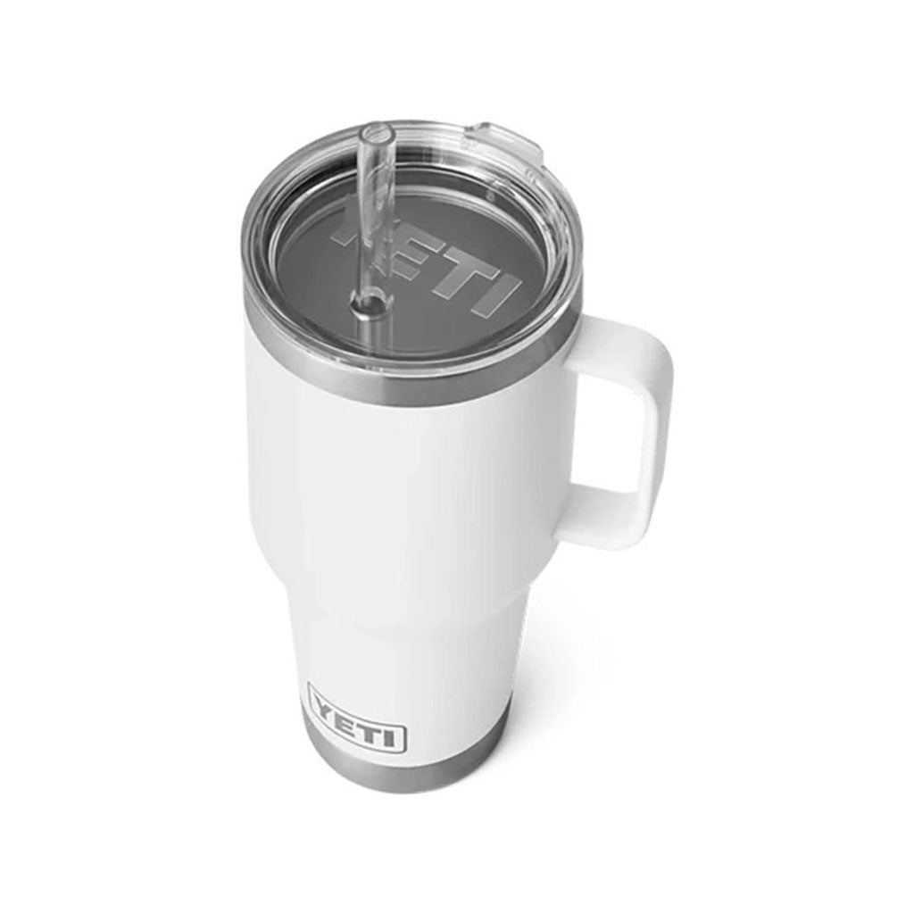 Rambler 35 Oz Straw Mug i farven hvid set oppe fra