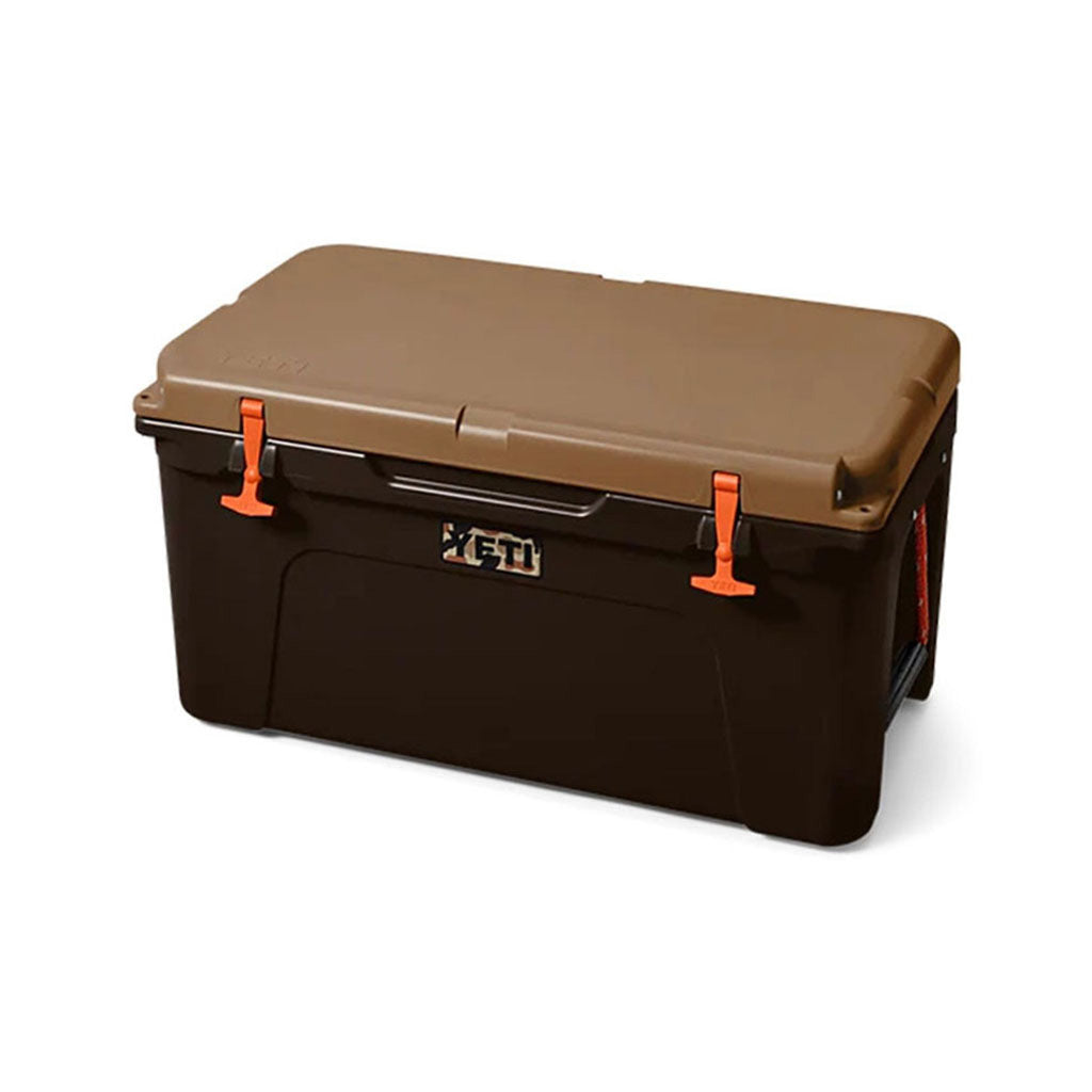 Tundra 65 Cooler i farven Wetlands brun set fra en skrå vinkel