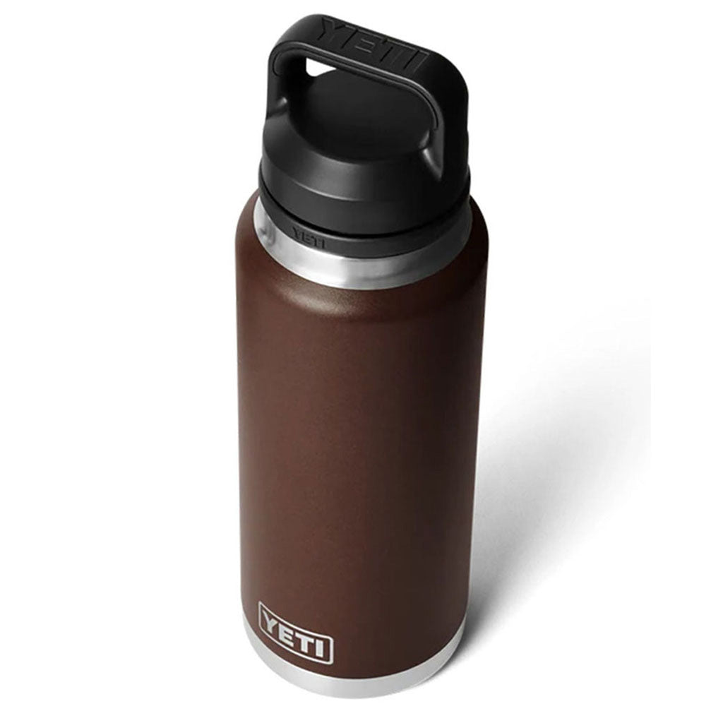 Rambler 36 Oz Bottle i farven Wetlands brun set fra en skrå vinkel