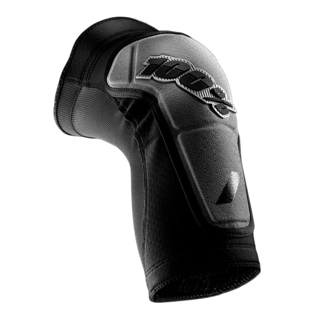 En Bike Protection, Ridecamp Knee Guards i farven sort/grå set fra en skrå vinkel