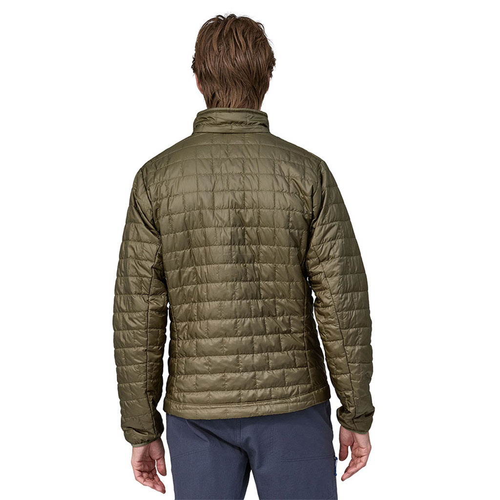 Nano Puff Midlayer i farven Sage Khaki set bagfra