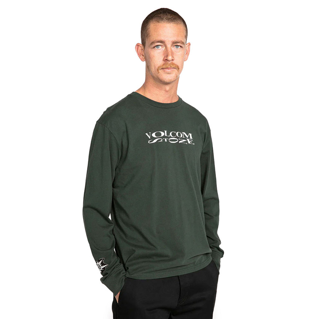 En Langærmet T-shirt, Skate Vitals LST i farven Cedar grøn set forfra på afstand