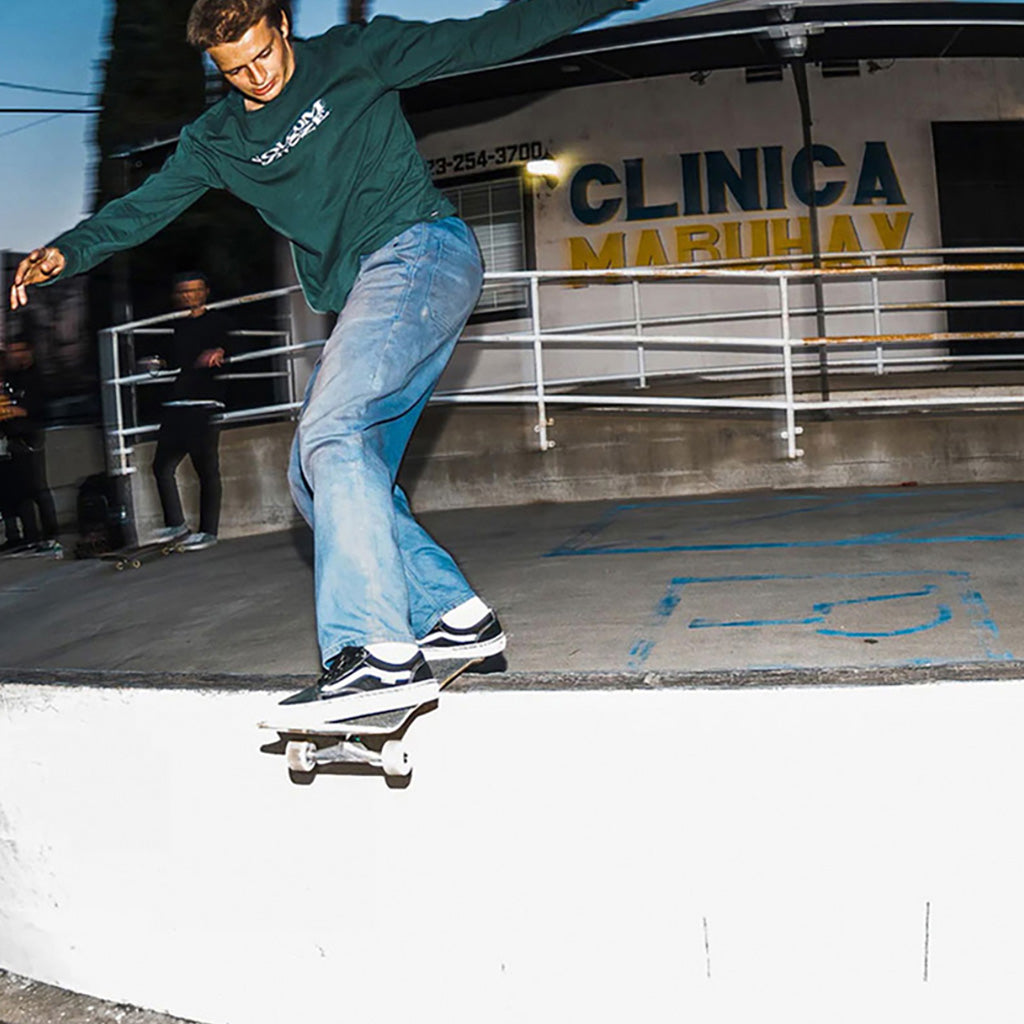 En Langærmet T-shirt, Skate Vitals LST i farven Cedar grøn set iført på person, der grinder et rail