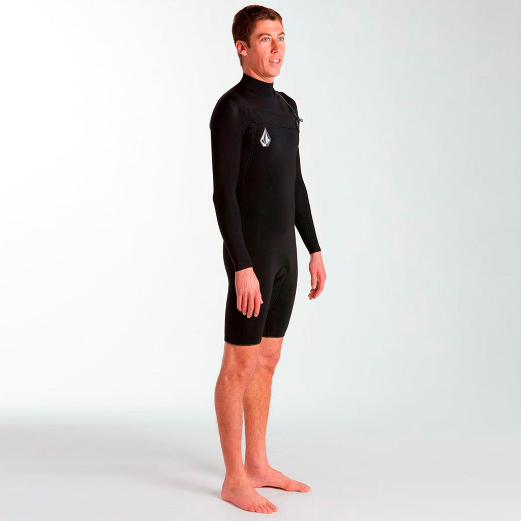 En Våddragt, 2/2mm L/S Springsuit i farven sort set fra en skrå vinkel