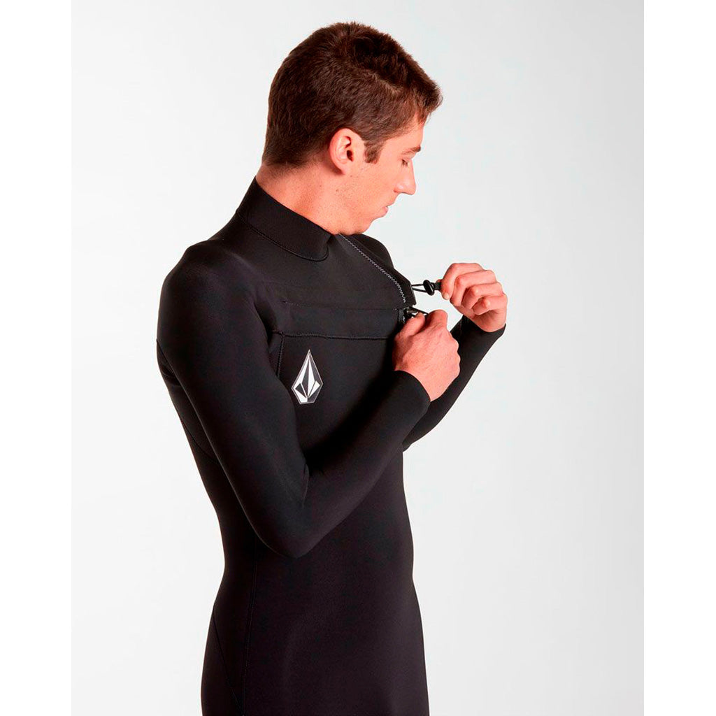 En Våddragt, 2/2mm L/S Springsuit i farven sort set fra en skrå vinkel