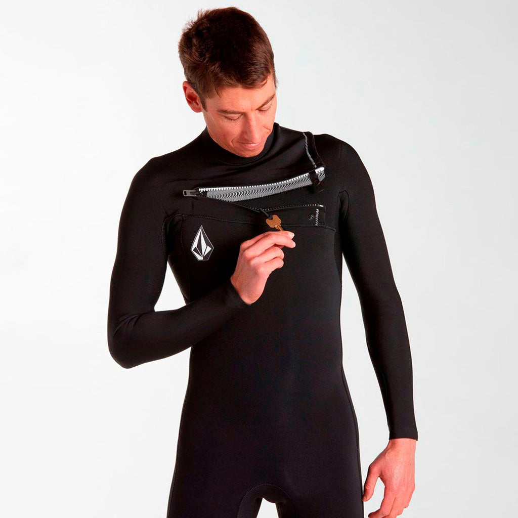 En Våddragt, 2/2mm L/S Fullsuit i farven sort set forfra