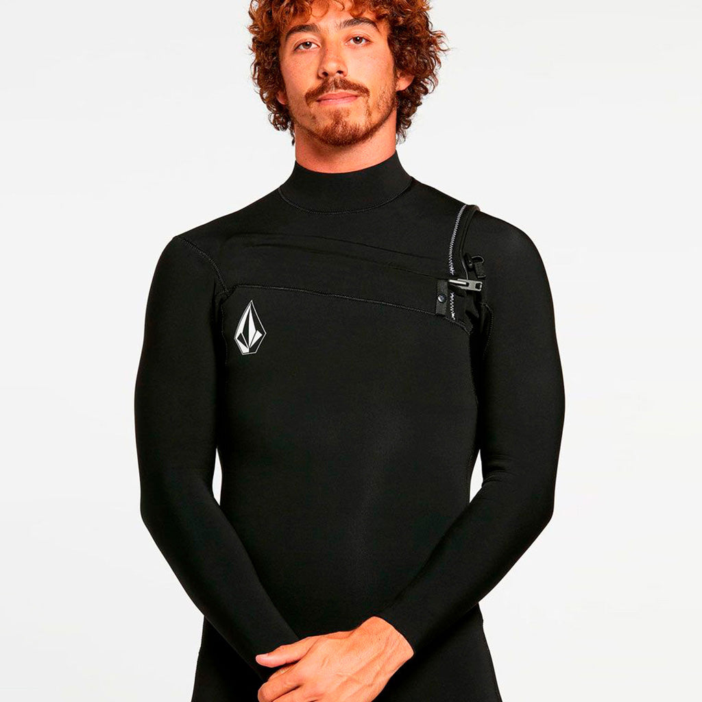 En Våddragt, 3/2mm Chest Zip Fullsuit i farven sort set forfra