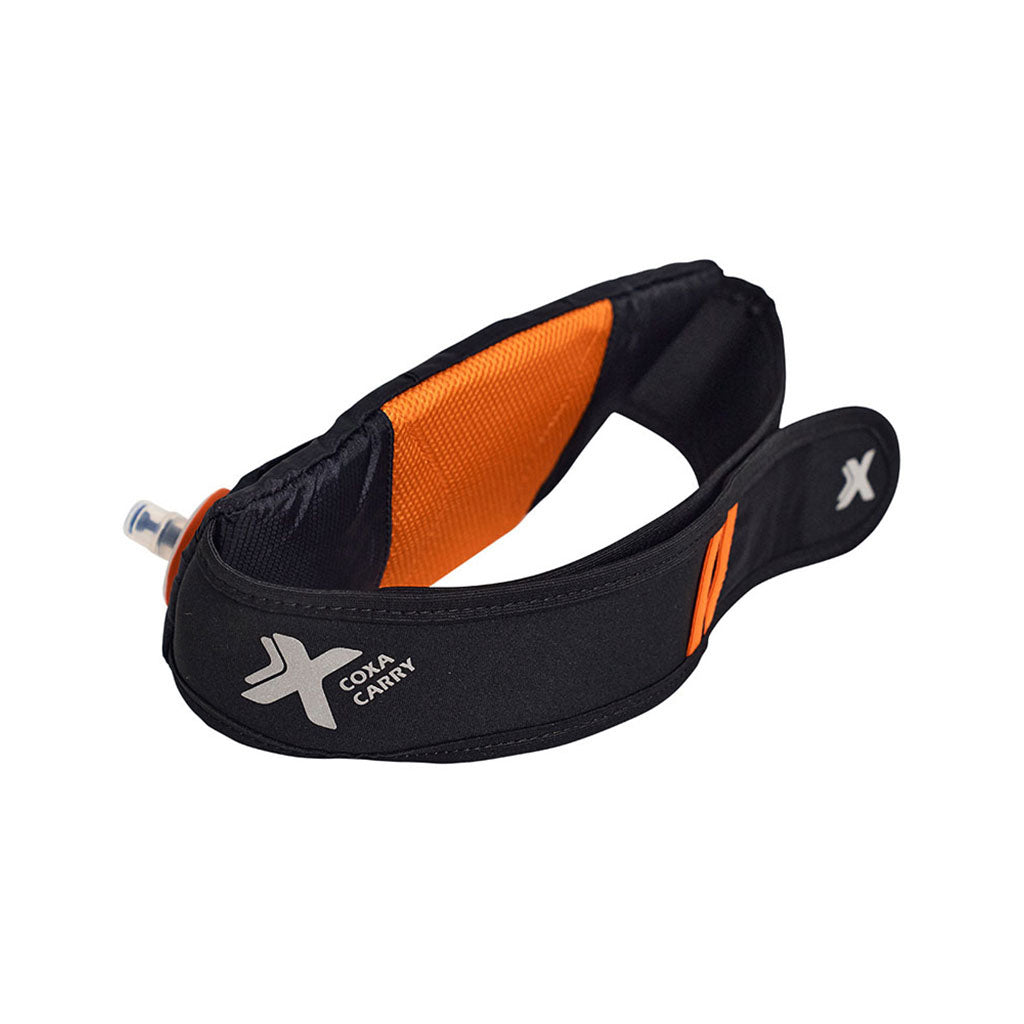Coxa Wm1 Waistbelt With Softflask 650Ml i farven sort set fra en skrå vinkel