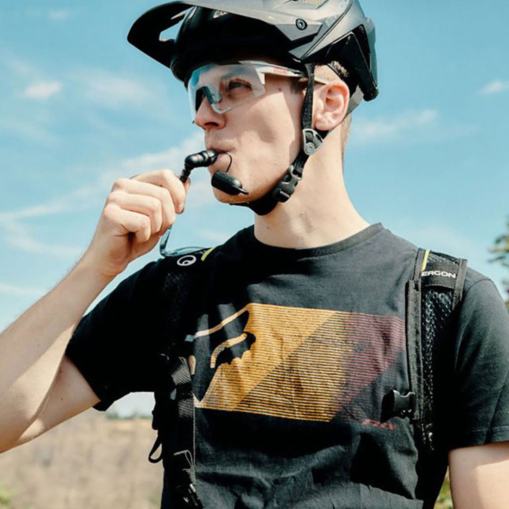 Hydration Bladder 1,5 L i farven sort set forfra på model