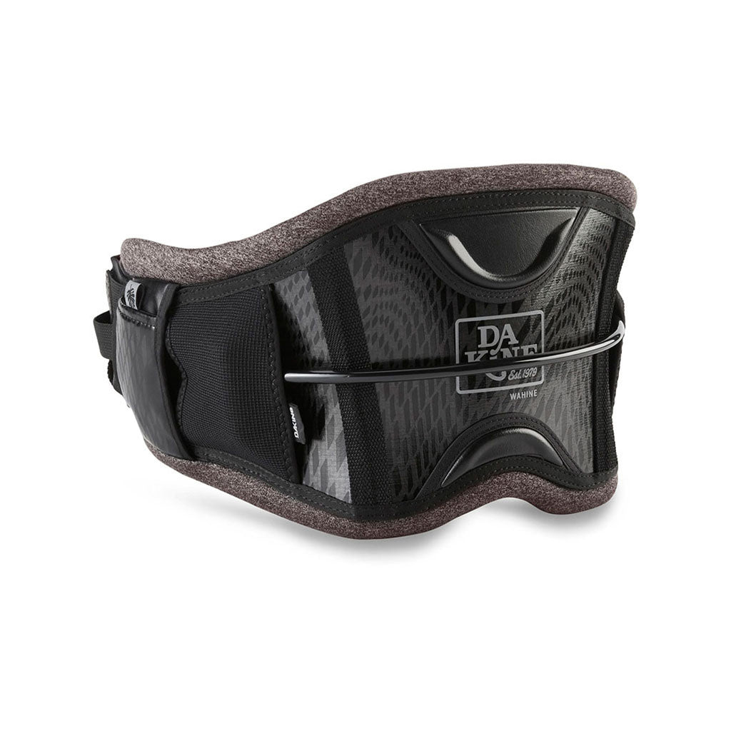 En Trapez, Wahine i farven sort