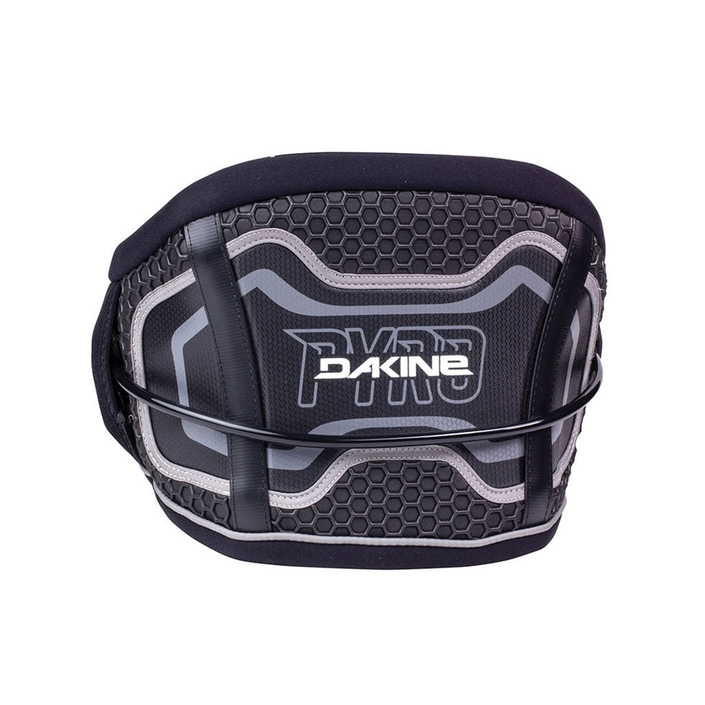 En Trapez, Pyro i farven sort