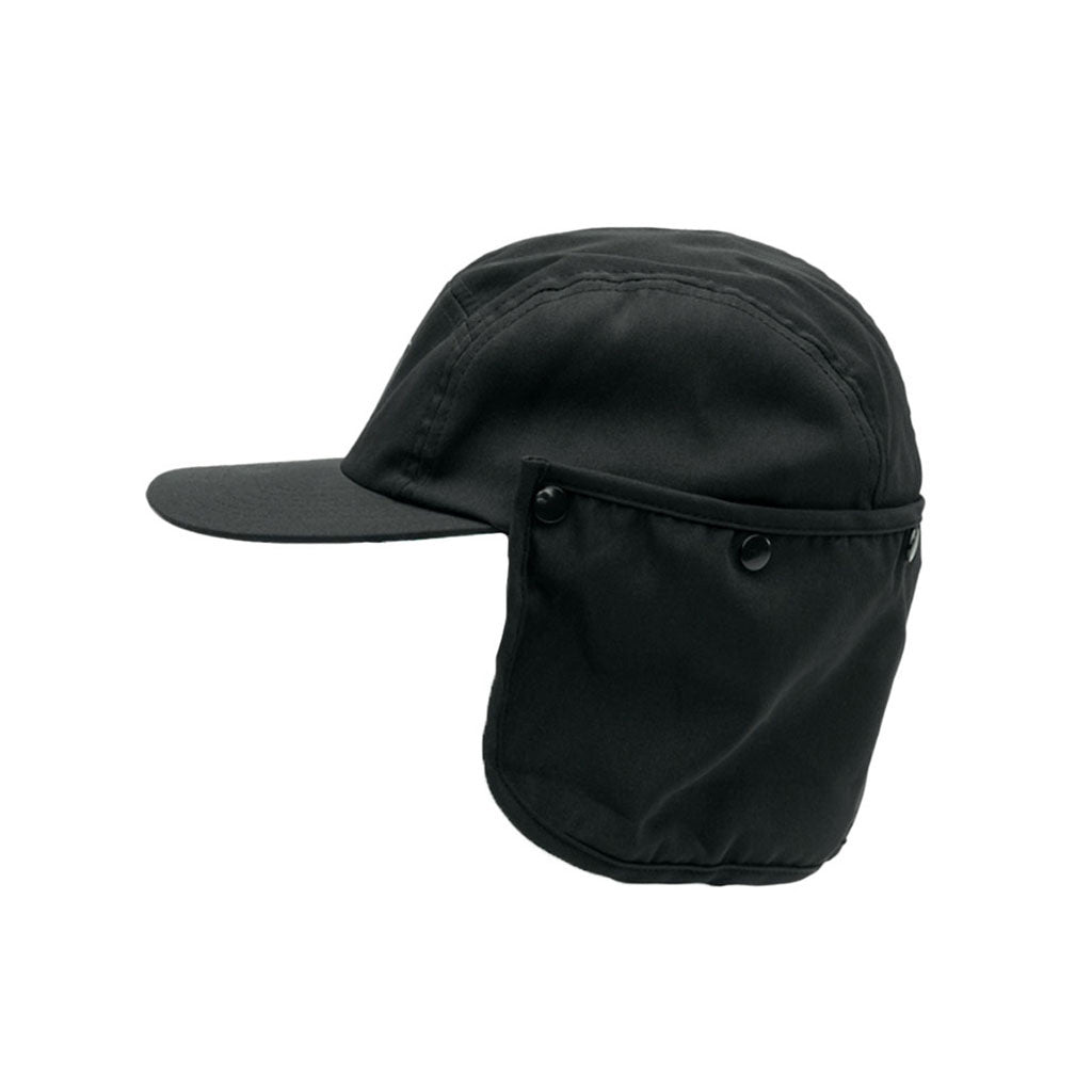 En Cap, Stone Trip Flap Hat i farven sort set fra siden