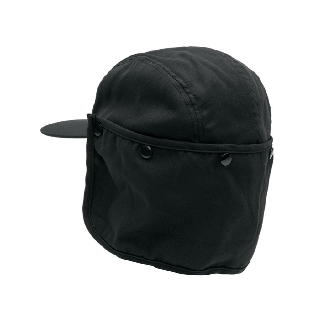 En Cap, Stone Trip Flap Hat i farven sort set fra siden