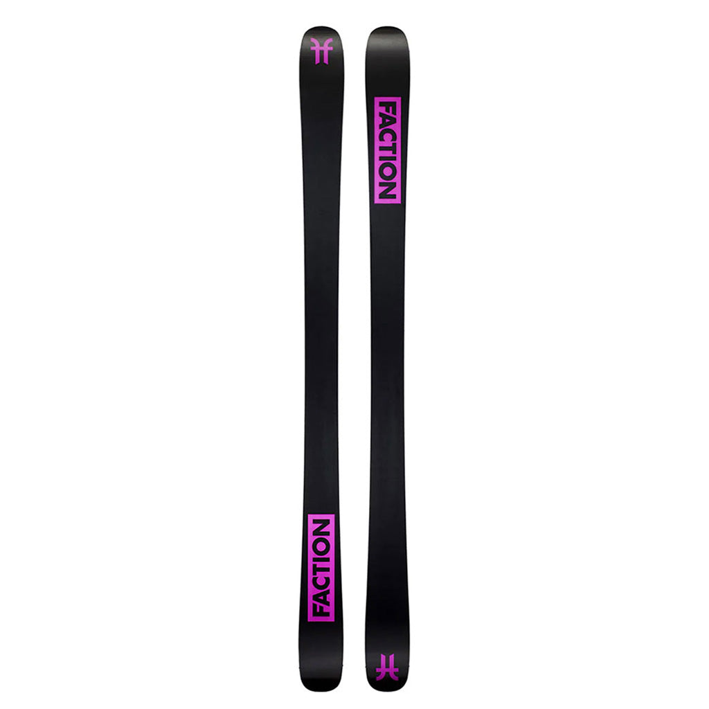 En Ski, Studio 1 i farven sort set nede fra