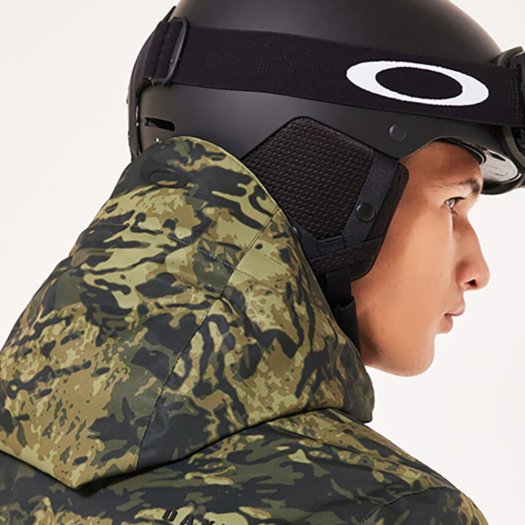 En Skijakke, Core Div. RC Insulated i farven Tiger Camo grøn set fra en skrå vinkel