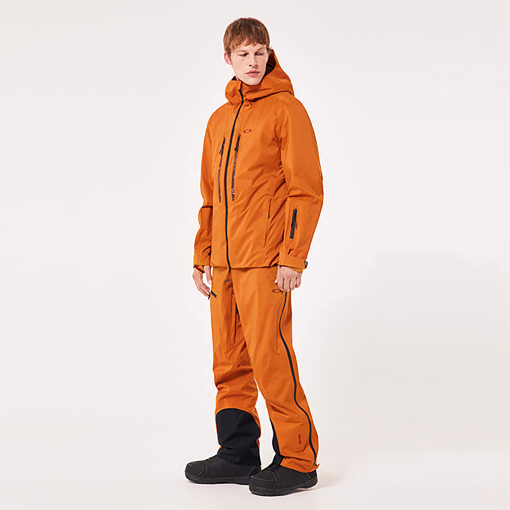 En Skijakke, TC Outpost RC Shell i farven Ginger set fra en skrå vinkel