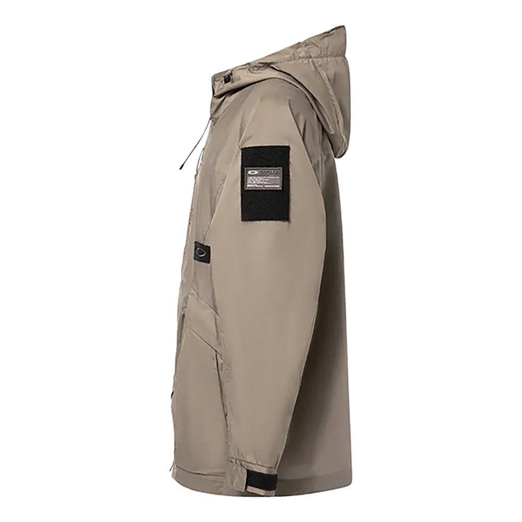 En Jakke, FGL Sector 4.7 i farven Sheet Metal set fra venstre side