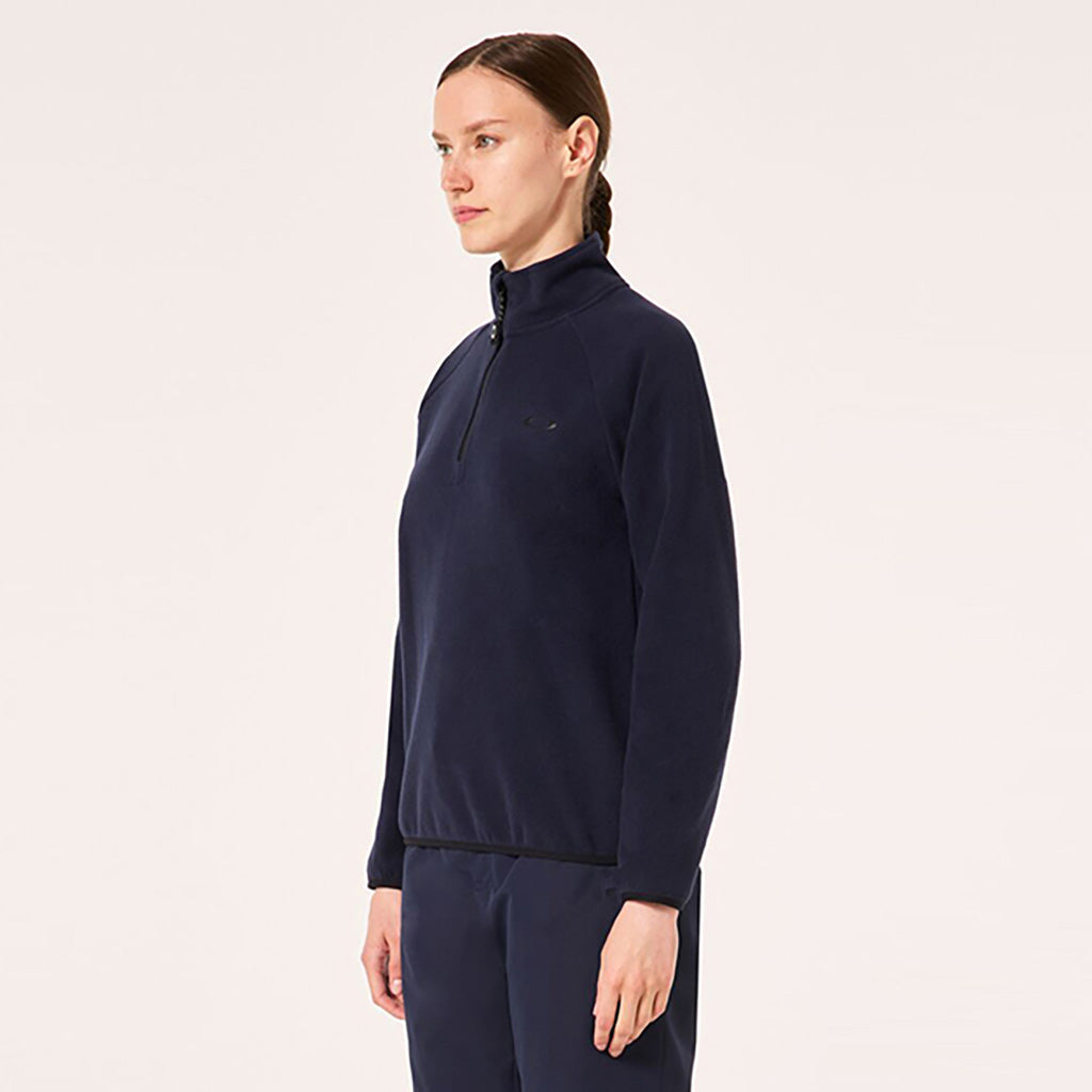 En Fleece, Ridge ½ Zip i farven Fathom set fra en skrå vinkel