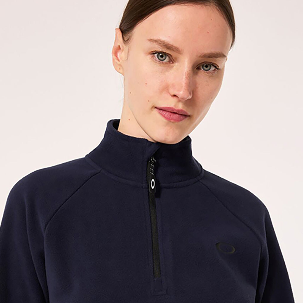 En Fleece, Ridge ½ Zip i farven Fathom set nedenfra med skrå vinkel