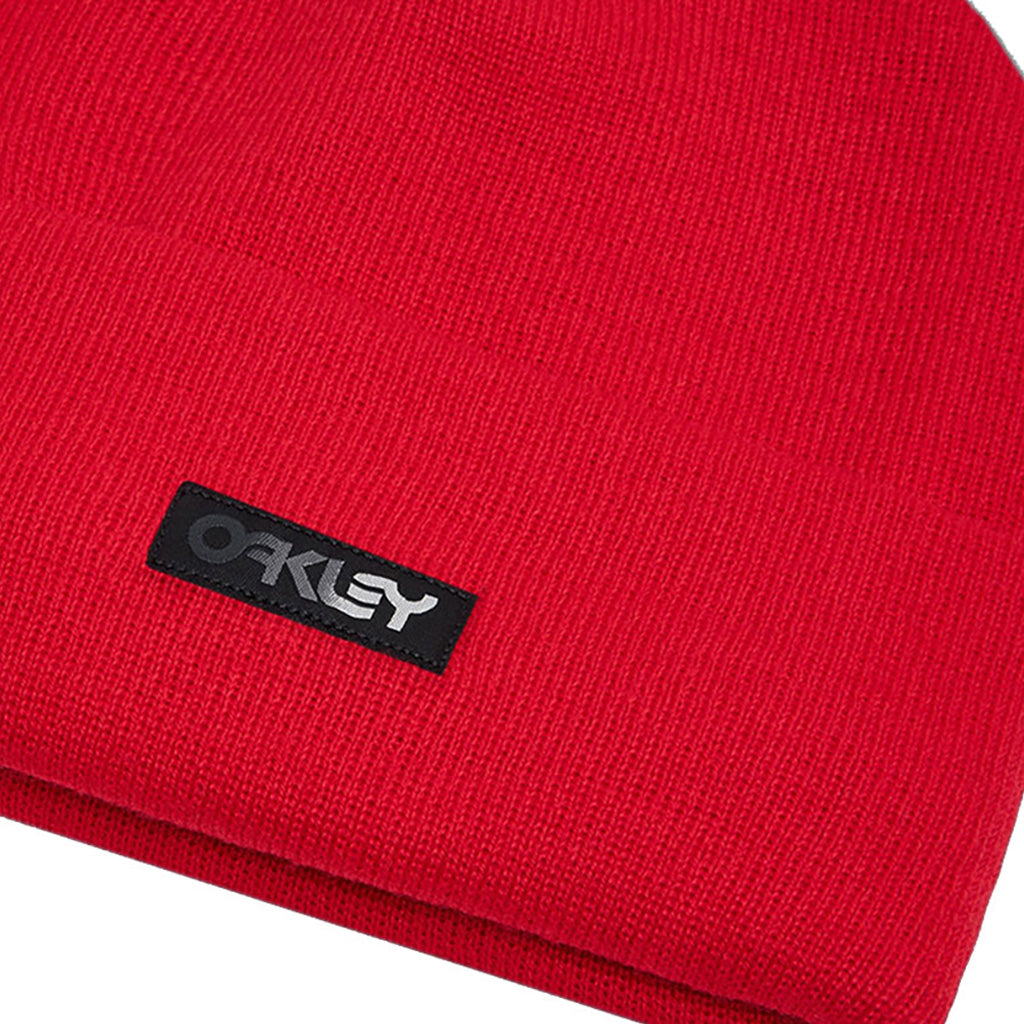 En Beanie, B1B Gradient Patch i farven rød Line nærbillede af logo