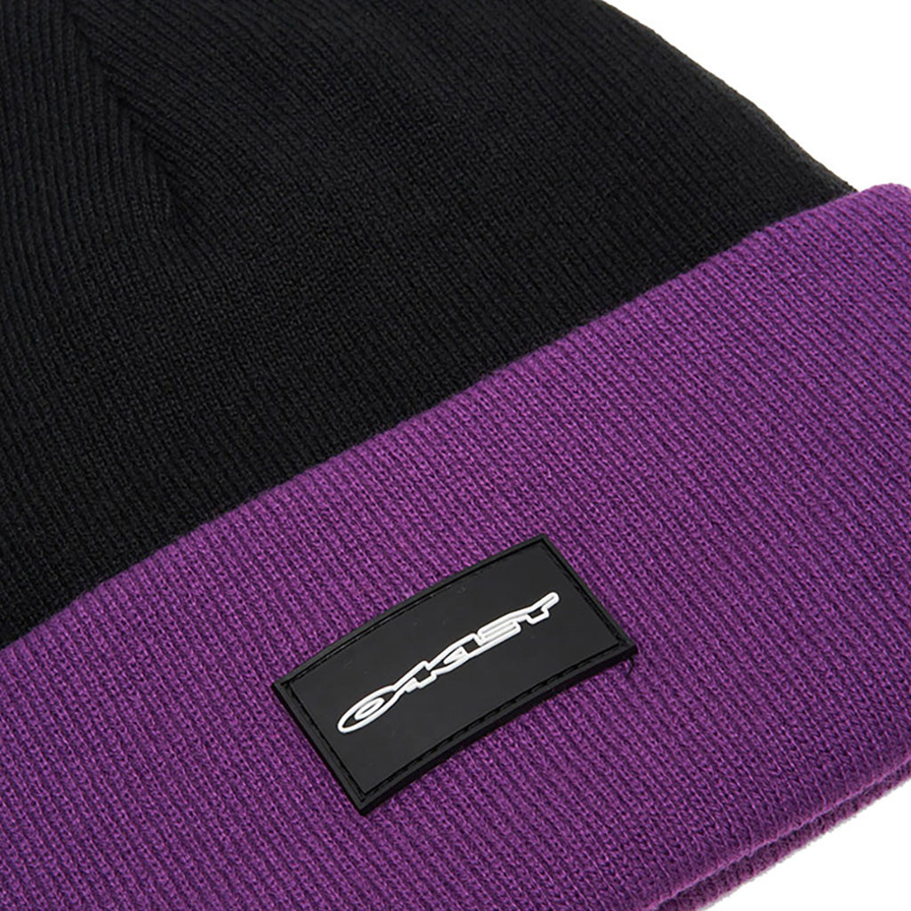 En Beanie, TC Stretch Logo i farven sortout/Ultra lilla nærbillede