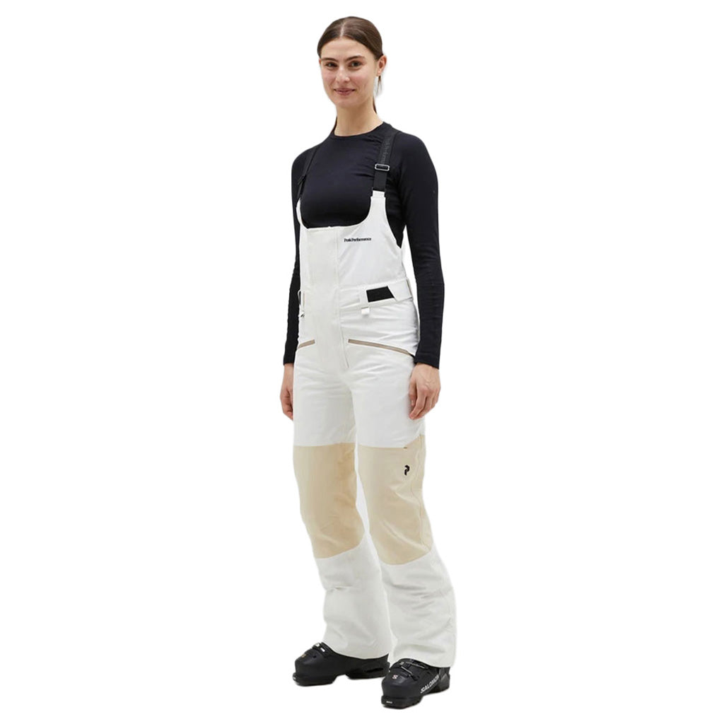 2L Stretch Bib Skibukser i farven Offhvid-Sand Fog set forfra på model
